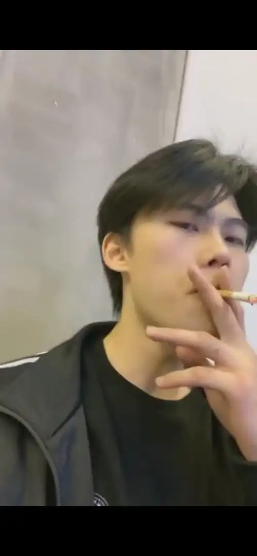 搞一个帅哥们抽烟合集的楼吧