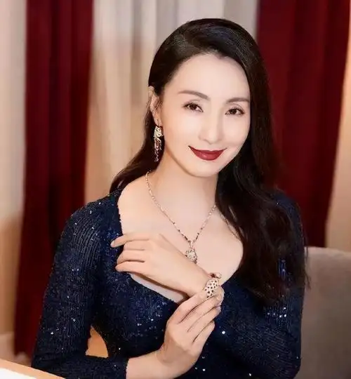 越精致的女人越漂亮,尤其是中年女性,快看你有几个她们的特点