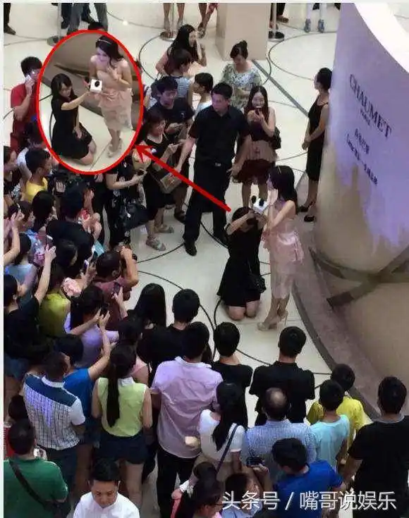 明星助理不好当李小璐助理跪地为其穿鞋最后一位反客为主