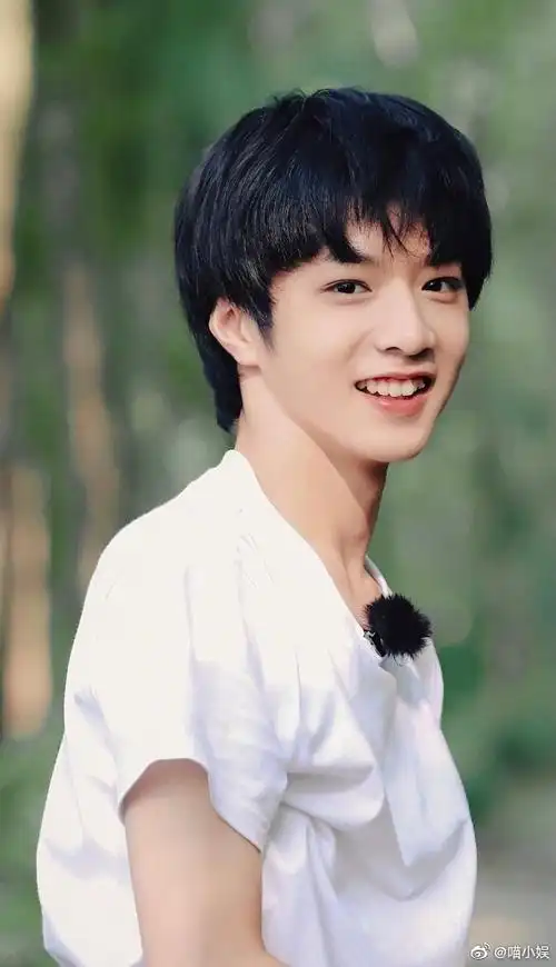 刘耀文笑起来眼睛里有星星,清澈干净,温柔治愈,甜度满分,极具感染力