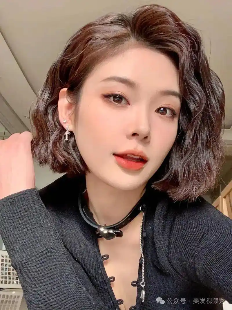 慵懒风烫发发型推荐 港式卷发是香港流行的一种发型,具有浓郁