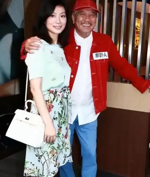 66岁万梓良定居湖南小县城与小15岁空姐娇妻下馆子夫妻秀恩爱