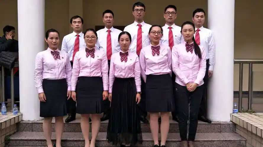 丰顺中学的老师合影