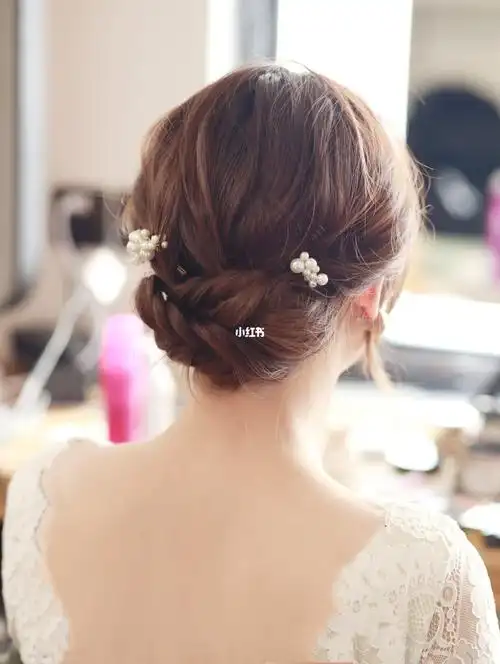 优雅盘发森系小资婚礼最适合的发型啦