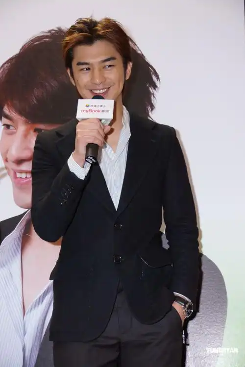 新浪娱乐讯 陈柏霖以帅气短发造型现身台北国际书展.