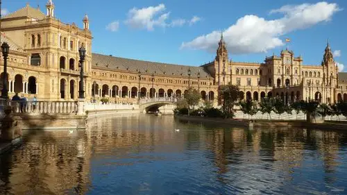 阿尔罕布拉宫(西班牙格拉纳达):阿尔罕布拉宫是古伊斯兰建筑的登峰造