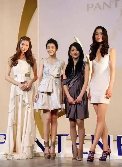 在这张合影中林志玲和周迅,大s这样漂亮大美女都黯然失色了.