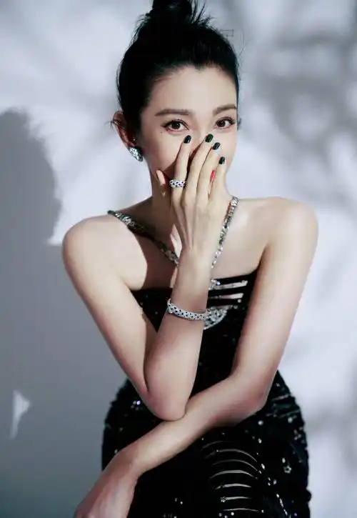 李冰冰身穿一袭黑色缀钻古董礼裙拍大片,珠光宝气优雅高贵_照片_写真