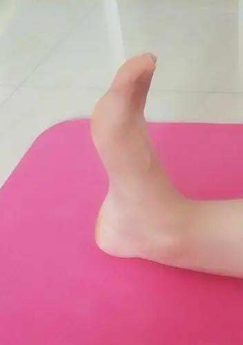 脚向上勾,让脚尖尽量朝向自己