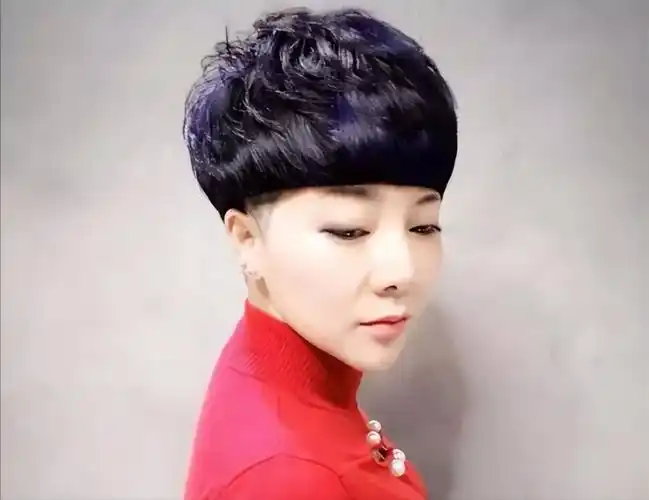 比如这款发型,就是标准的露耳盖头.