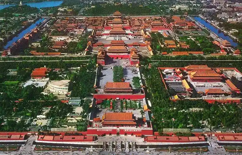 故宫俯视图如下图所示:北京故宫是中国明清两代的皇家宫殿,旧称为