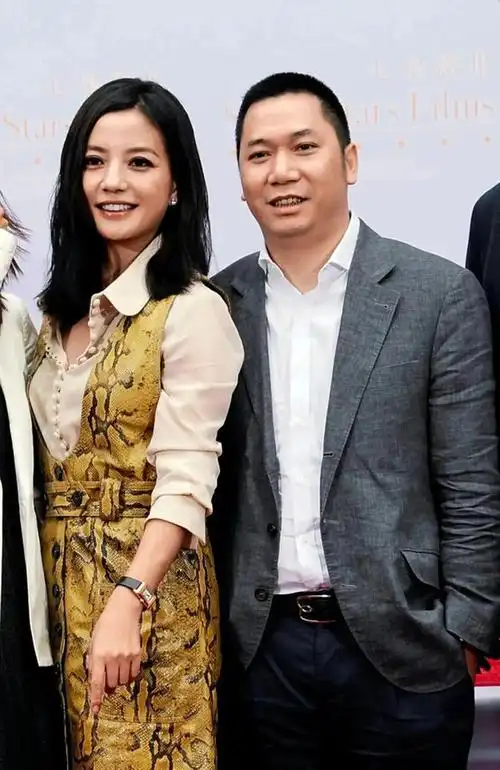 47岁赵薇近况曝光发福变胖皱纹明显老太多胳膊伤痕瞩目