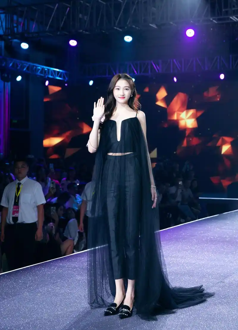 都市丽人品牌代言人关晓彤出席"都市丽人2019年秋冬新品发布会",黑色