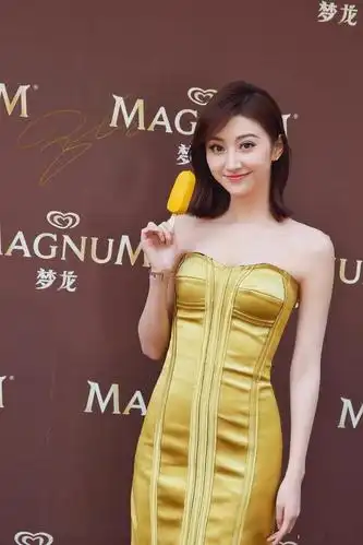 景甜把饱满身材藏起来了!身穿一袭黄色抹胸裹身裙亮相,高级优雅