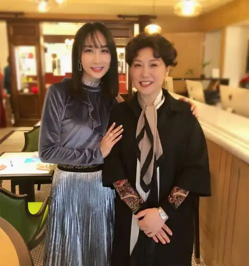 雷佳音携老婆走机场,37岁还有清纯气质,穿t恤白裙像个美少女!