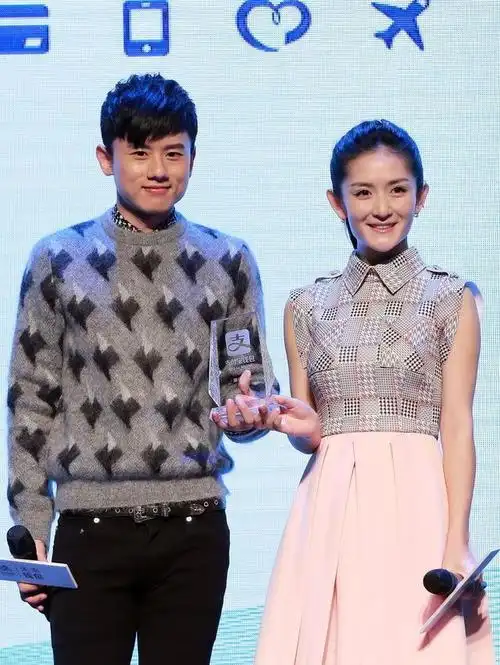 张杰谢娜带仨娃游迪士尼,十指紧扣如热恋情侣,3个保姆很抢镜