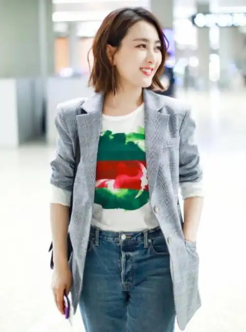 马苏还敢称"马漂亮"?穿粉色呢大衣素颜出行,脸色憔悴显老气