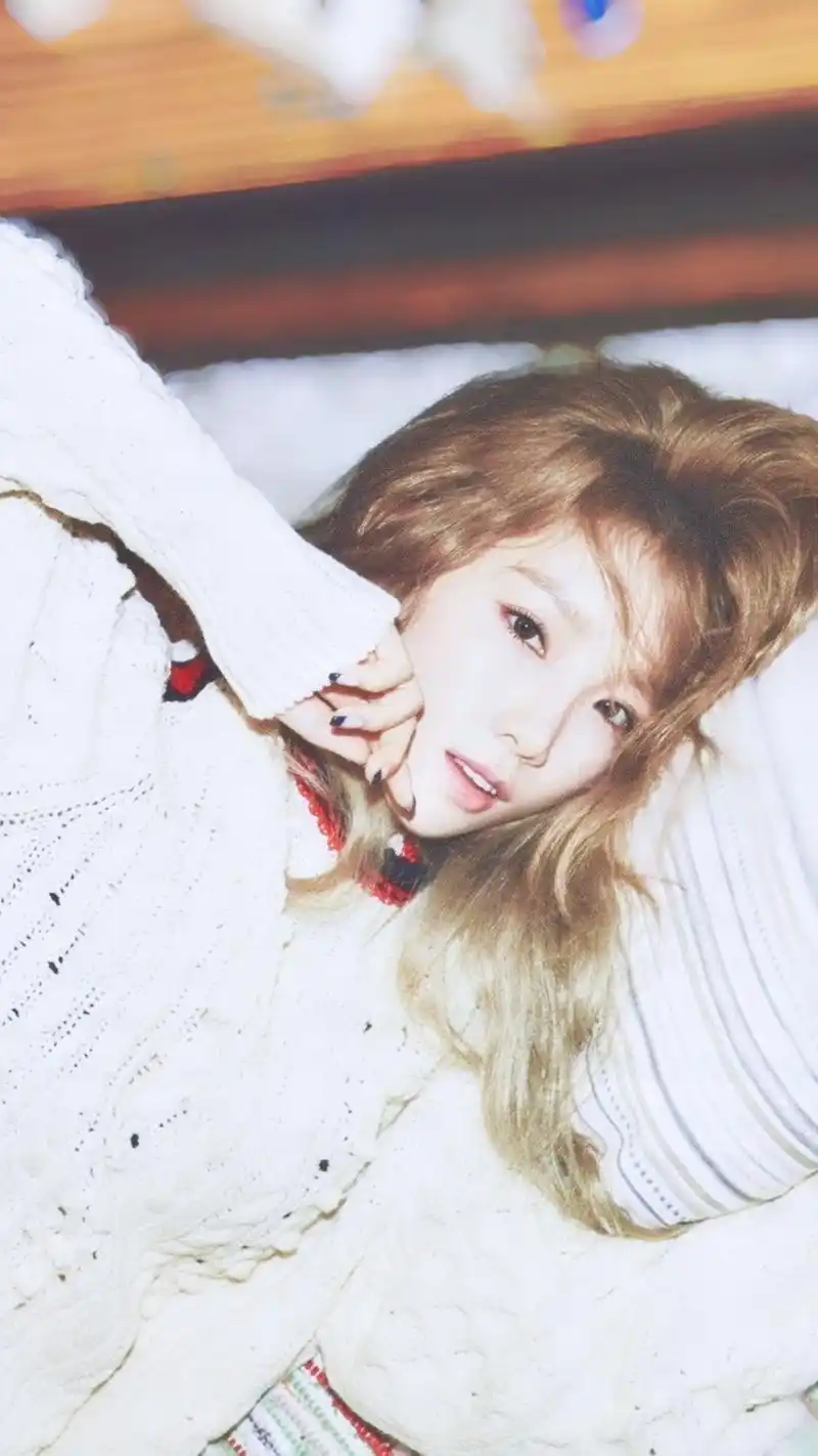 韩国歌手金泰妍日常写真,稍显随意的造型反而增添了洒脱自在