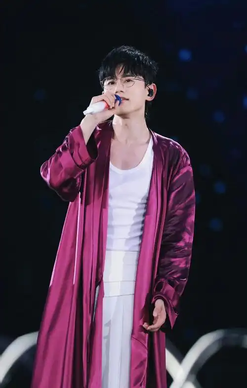 张杰马面裙惊艳全场,网友直呼:这是国风版的嘻哈风?