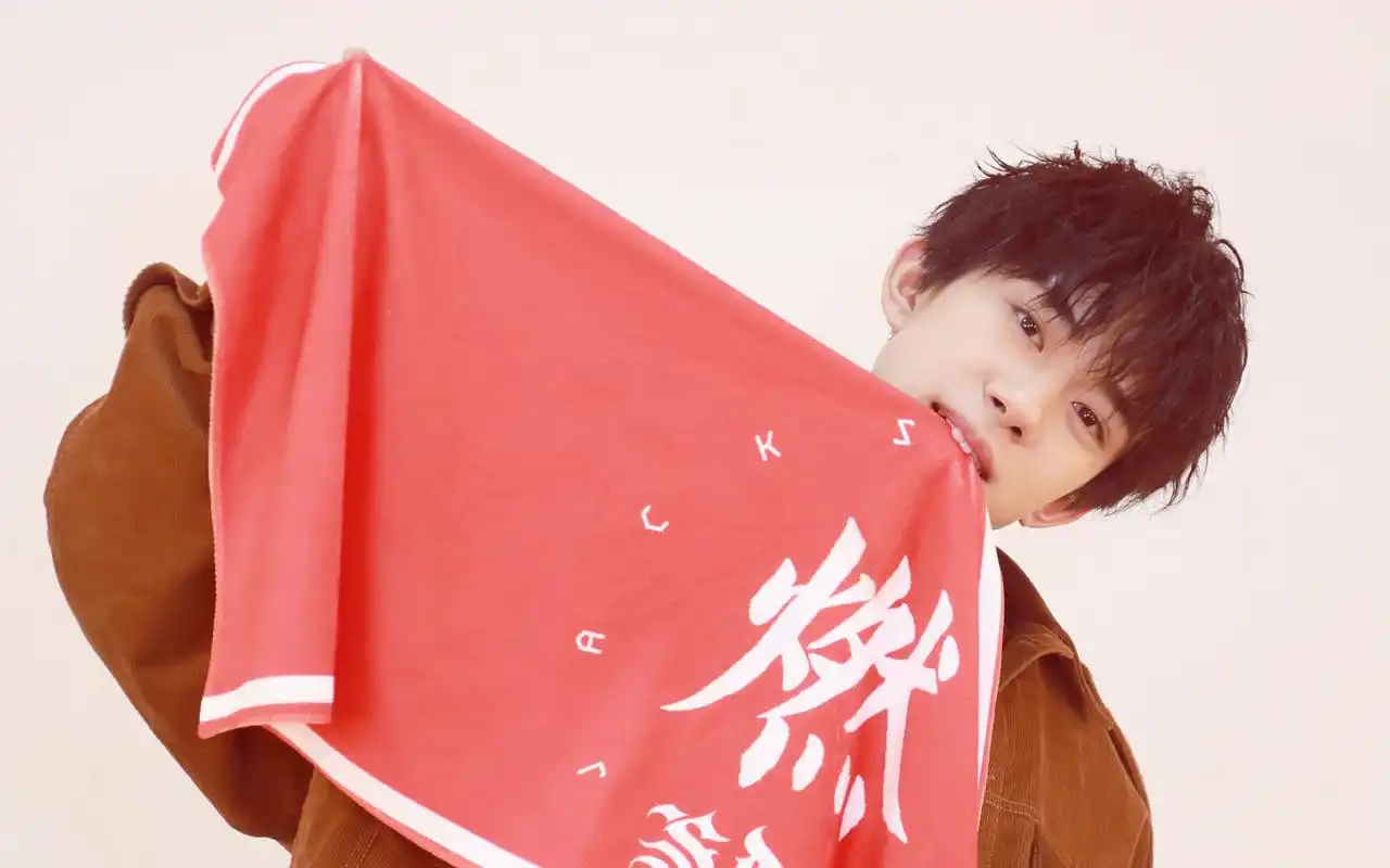 简单帅气易烊千玺壁纸_这就是街舞帅气导师