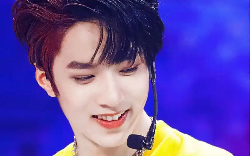 刘耀文可爱围绕幺儿有糖果般的微笑