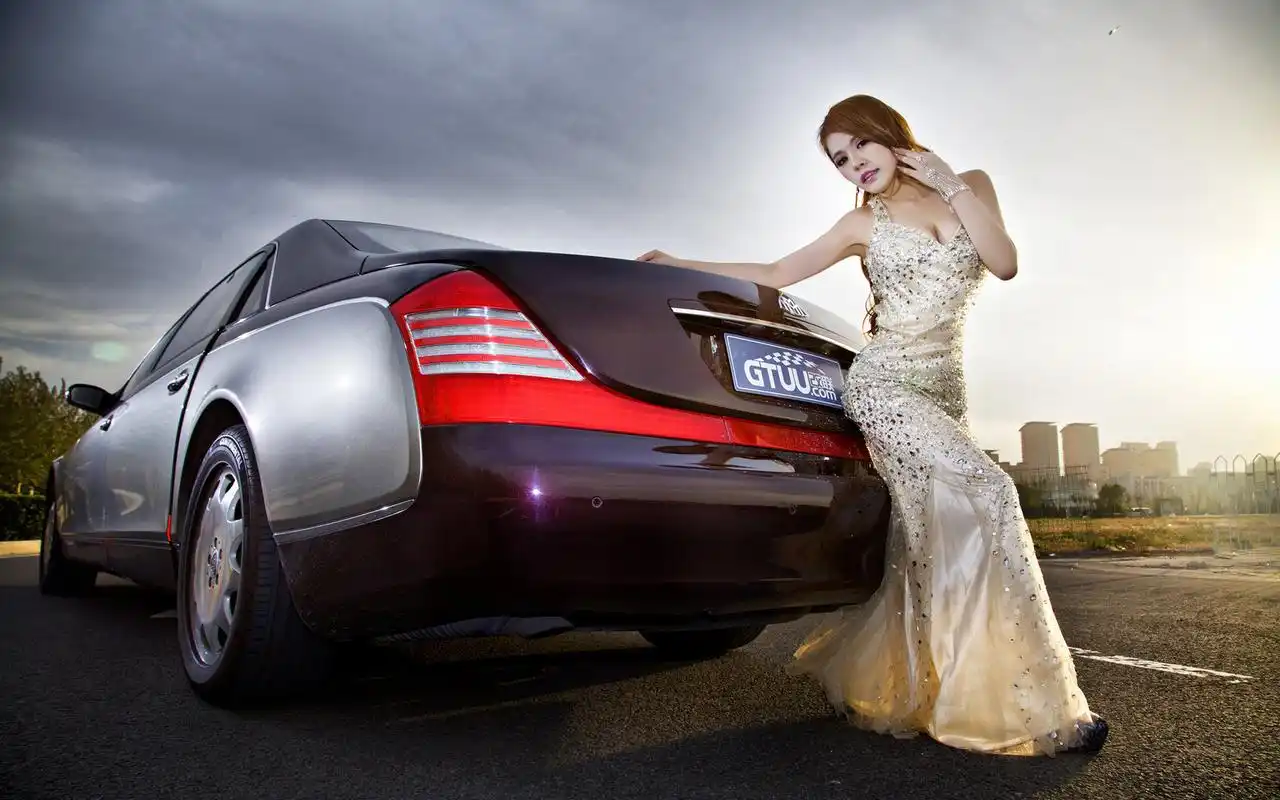 迈巴赫性感车模电脑桌面壁纸下载高清大图预览1680x1050_美女壁纸下载