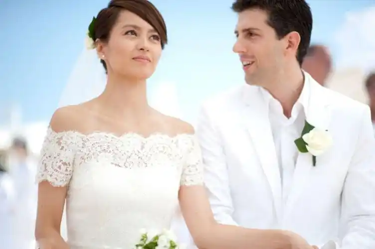 有无人知道梁咏琪呢件婚纱是什麼牌子?