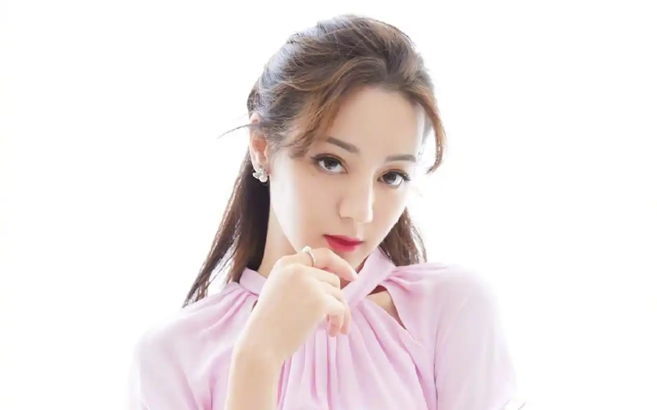 迪丽热巴粉嫩迷人写真桌面壁纸