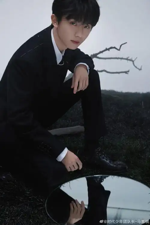 马嘉祺黑西装荒野大片#马嘉祺生日大片96黑色西装氛围感拉满!