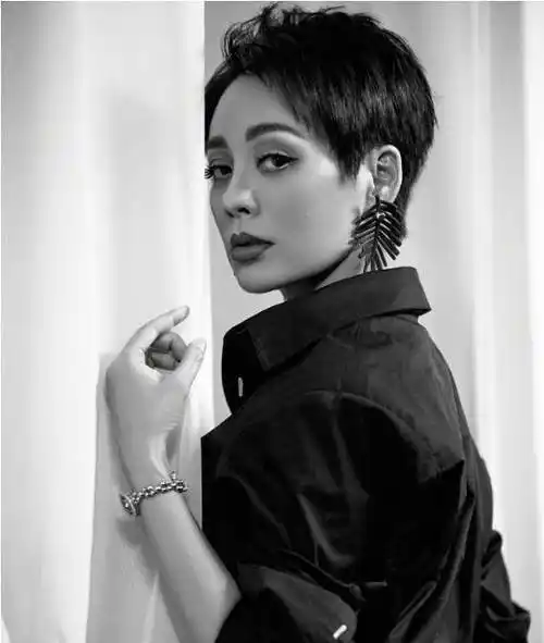 宁静素颜现身显憔悴,路边吃山野果闹肚子,又酸又涩吃完很后悔_感觉