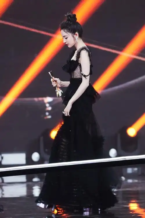 古力娜扎蕾丝礼服性感活动照 - 花雕美图苑 - 花雕美图苑