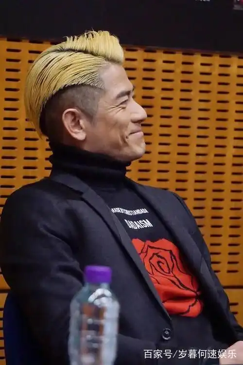 郭富城走红毯,染一头黄毛很痞帅,看到手指甲亮了!