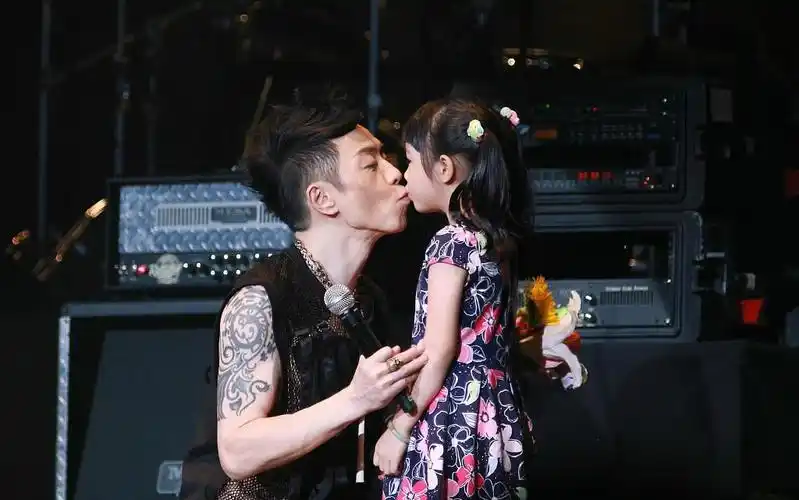 朱茵带6岁女儿黄莺捧场老公演唱会,黄贯中台上亲吻女儿超宠溺!