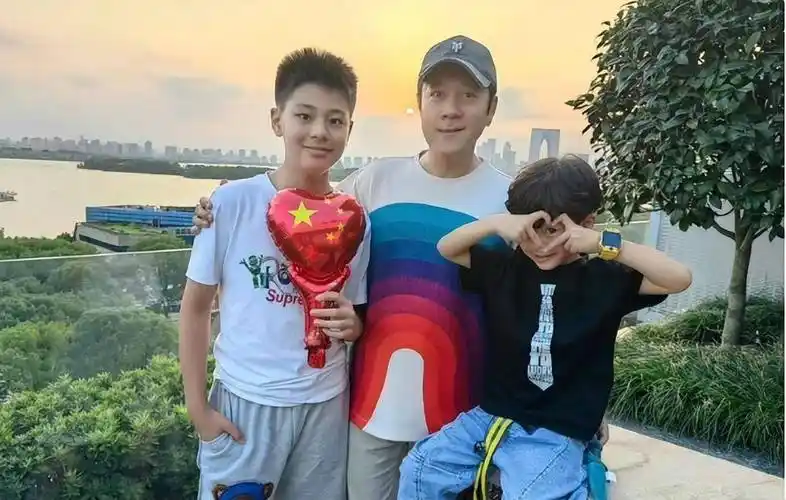 55岁蔡国庆发文恭喜儿子,一路走来家庭美满