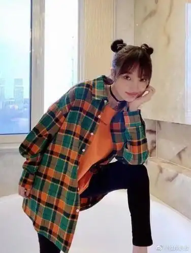 李小璐拍写真挑战哪吒丸子头,嘟嘴卖萌好可爱