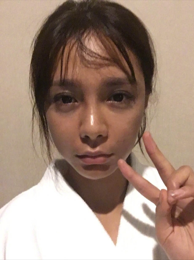 从图片中可以看出沈梦辰纯素颜出镜,这张照片是她刚刚参加完综艺节目