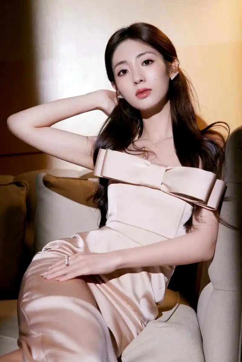 美女刑菲,性感露肩礼服,气质优雅,美艳动人.