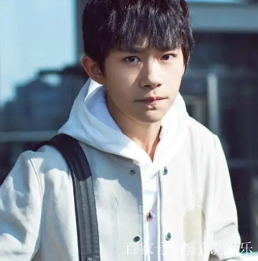 易烊千玺新发型丸子头惊艳众人,造型完全hold住,网友:美炸了