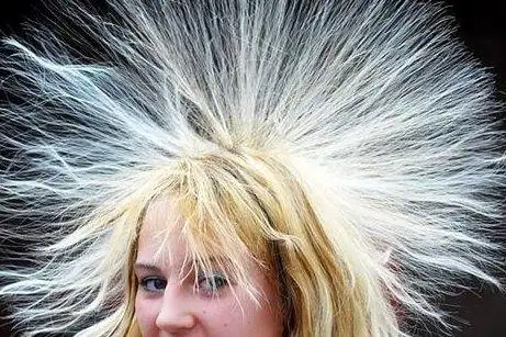 在给头发做定型时不要使用含有酒精的产品,酒精的挥发会让头发更加