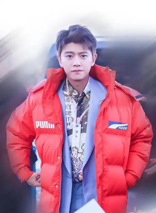 240105任嘉伦机场造型获赞粉丝热议青春潮流风