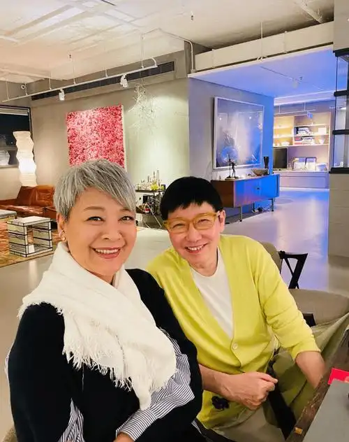 精神不说,连经济都进入困窘之境,好在她圈内好友众多,像关之琳,关锦鹏