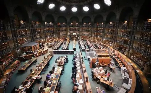 了自己"亲眼"看到的哈佛图书馆场景:"凌晨4点多的哈佛大学图书馆里