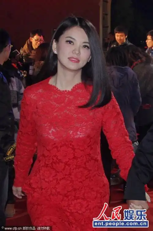 李湘镂空裙大秀火辣身材 获老公搀扶似贵妃