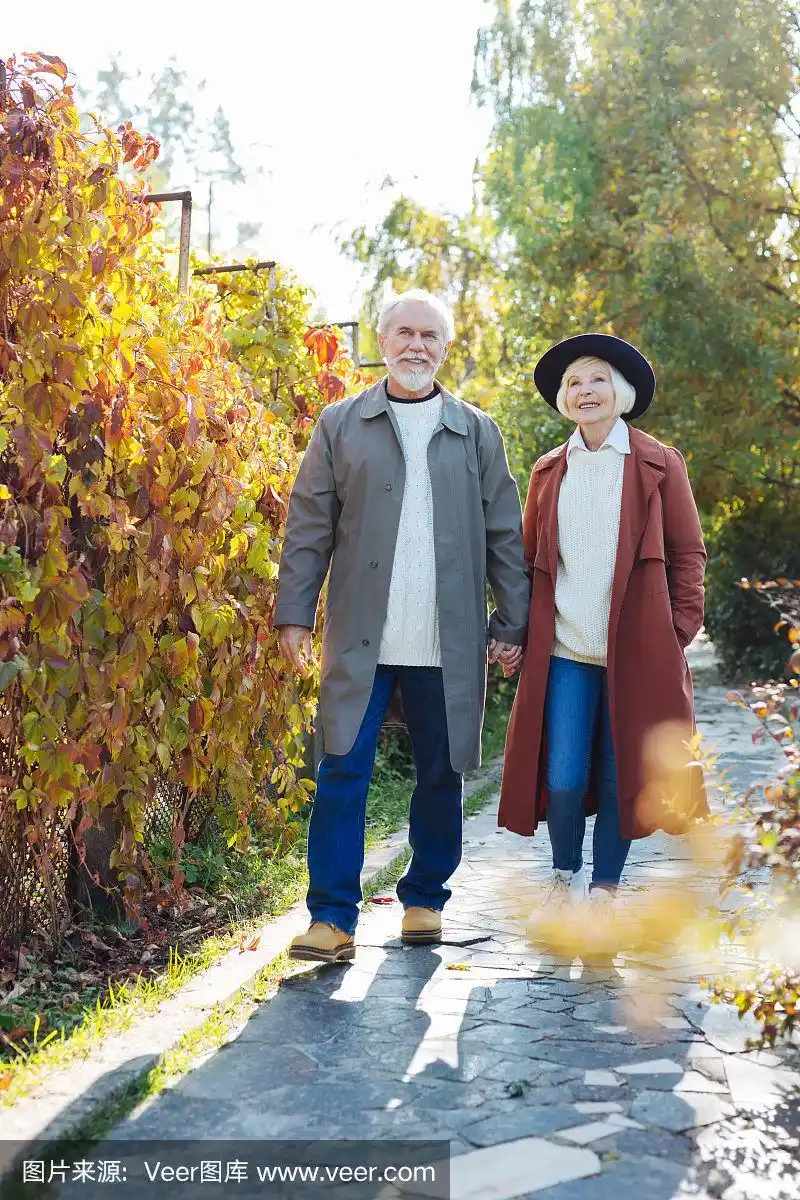 一对快乐的老夫妇在户外散步