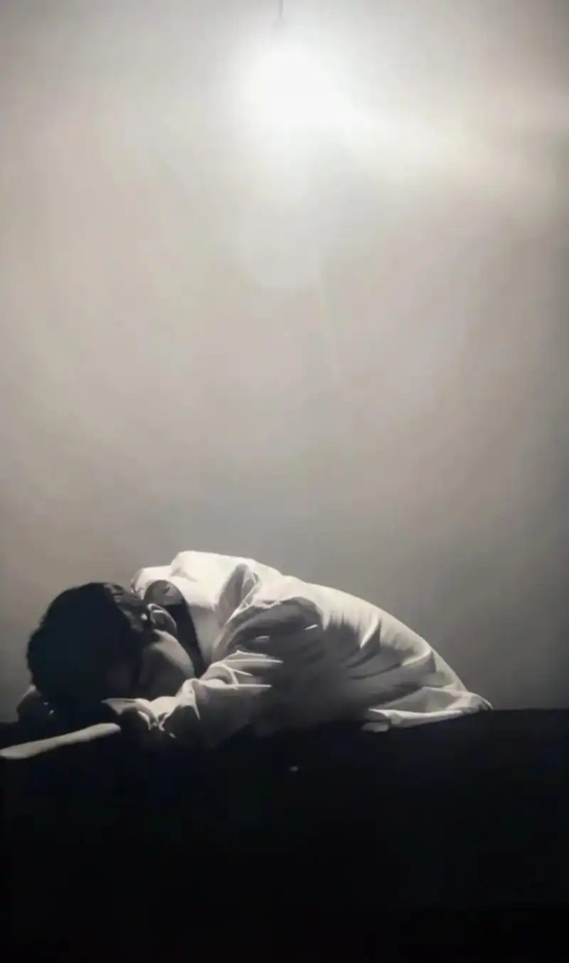 黑白风的照片,孤寂感满满,希望2022的肖战开开心心,顺顺利 - 抖音