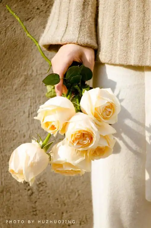 拿花的女生意境图片 唯美女生拿花图片_女生图片-me个性网