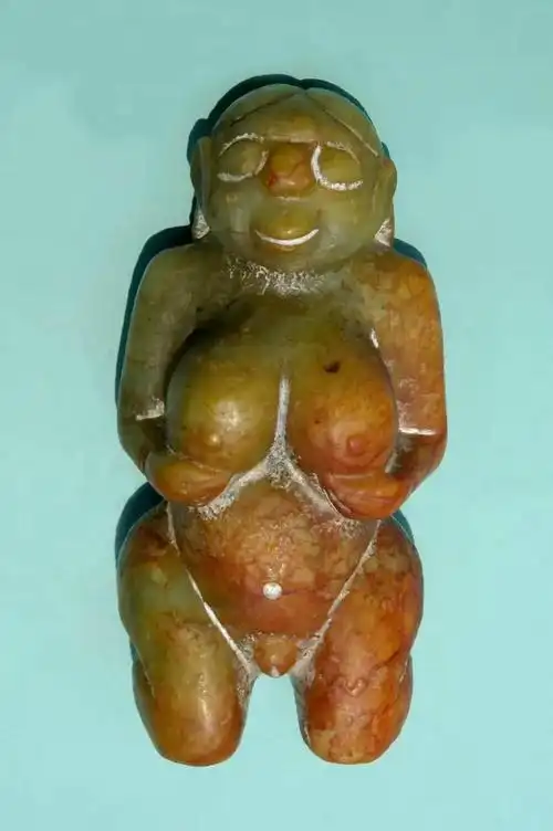 多姿多彩的红山文化《玉人》