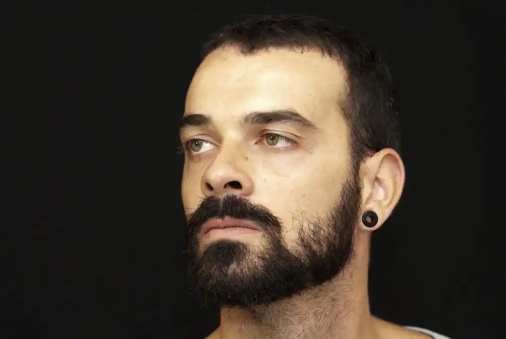 帅哥,黑色背景上大胡子的帅哥