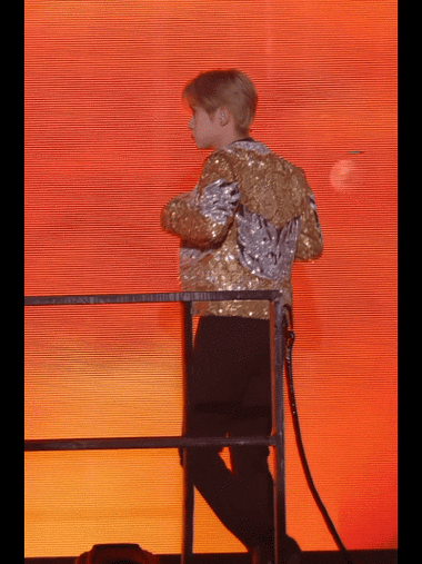 酷酷的脱衣服可是他还在鼓腮帮子唉#易烊千玺十稔终章皆成序