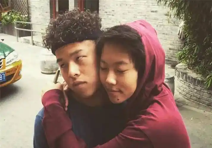 大家都知道窦靖童是王菲和歌手窦唯的女儿,今年也已经23岁了,她完全